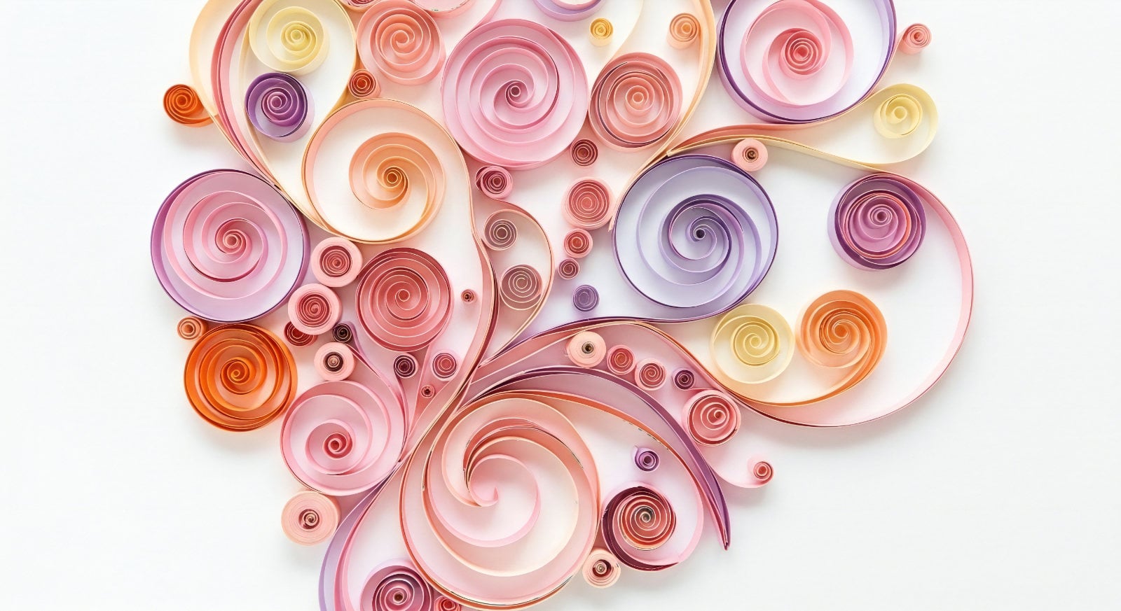 Πολύχρωμες χάρτινες σπείρες quilling σε ροζ, μοβ, πορτοκαλί και παστέλ αποχρώσεις