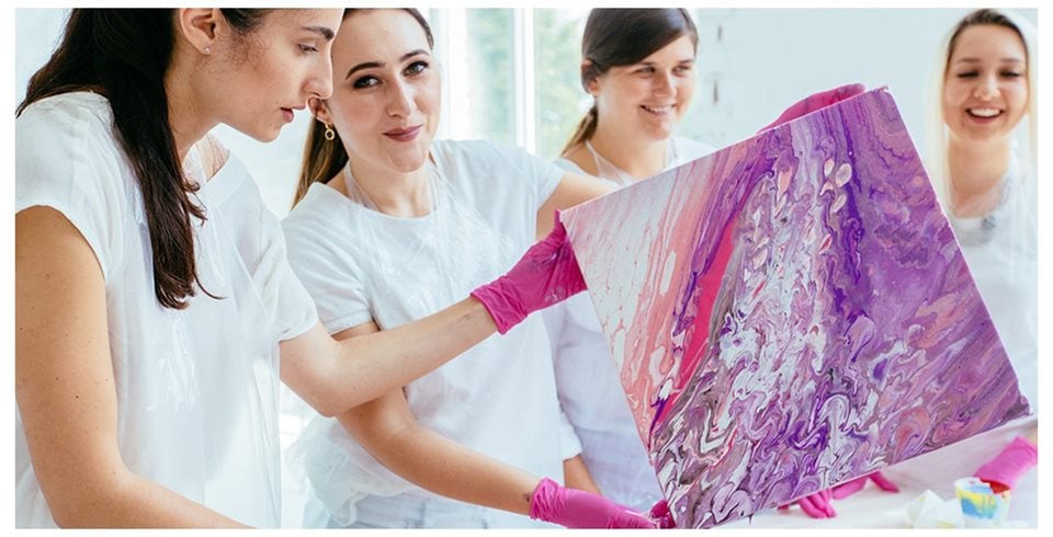 Πώς γίνεται η τεχνική pouring acrylics [Oδηγός]