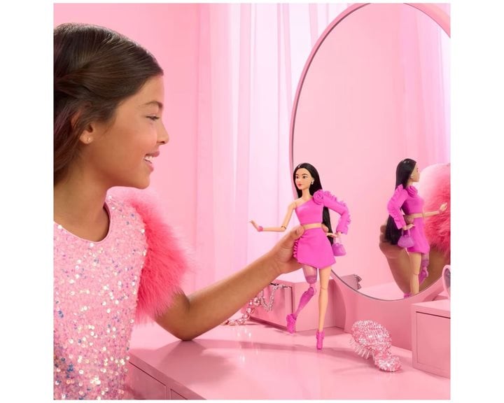 Mattel Barbie Deluxe Style Fashionistas Μελαχρινή Κούκλα HYV26